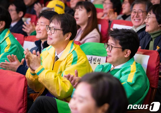 [사진] 박수치는 녹색정의당 김준우 상임대표와 김찬휘 공동대표
