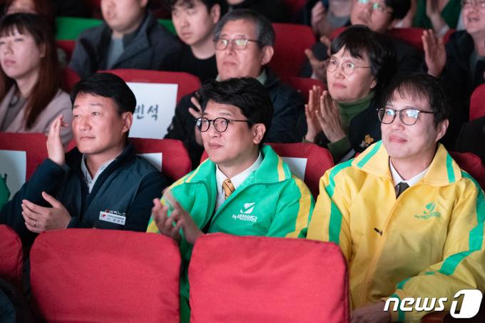 [사진] 박수치는 녹색정의당 김준우 상임대표와 김찬휘 공동대표