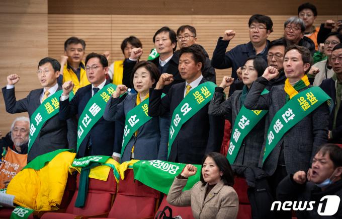 [사진] 민중의례하는 배진교 원내대표와 심상정 의원