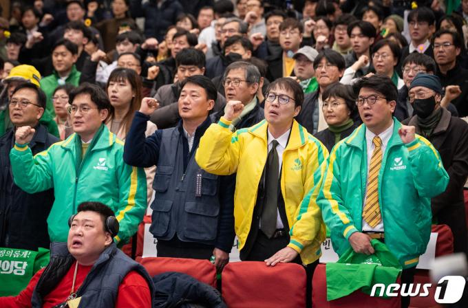 [사진] 임을위한행진곡 부르는 김준우 상임대표와 김찬휘 공동대표
