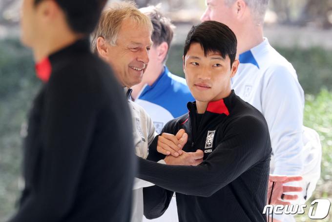 2023 아시아축구연맹(AFC) 카타르 아시안컵 요르단과의 4강전을 앞둔 대한민국 축구대표팀 위르겐 클린스만 감독과 황희찬이 3일(현지시간) 카타르 도하 알 에글라 트레이닝 센터에서 인사하고 있다. 2024.2.3/뉴스1 ⓒ News1 김성진 기자