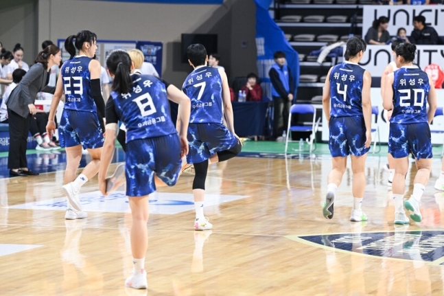 여자농구 우리은행 선수단. (WKBL 제공)