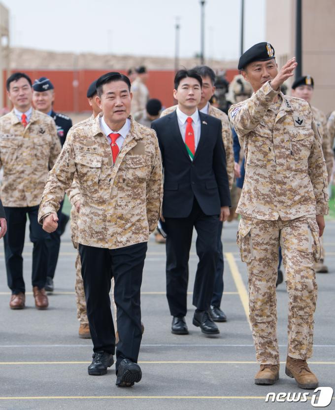 [사진] 아크부대 살펴보는 신원식 장관