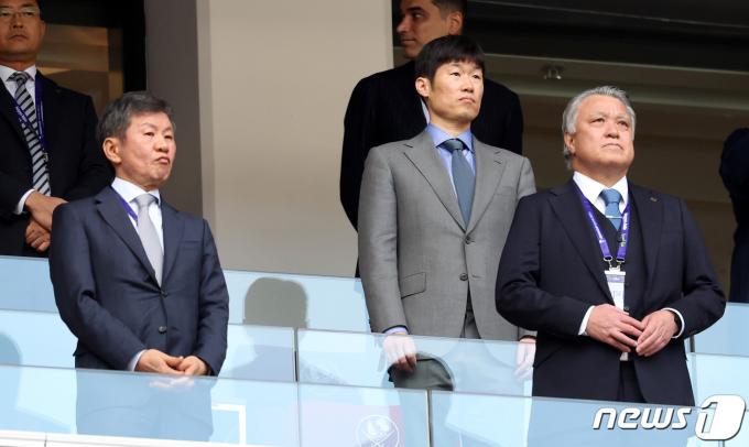 [사진] 일본·이란전 찾은 정몽규 회장·박지성