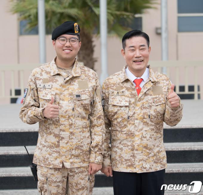 [사진] 아크부대 부대원과 기념 촬영하는 신원식 장관