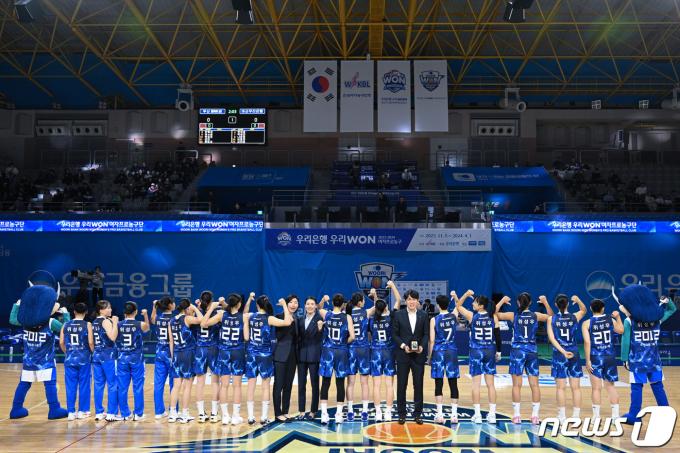 [사진] 위성우 감독, WKBL 사상 최초 300승 달성