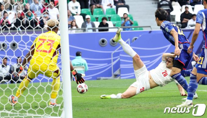 [사진] 공 향해 발 뻗은 아즈문