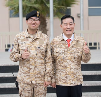 신원식 국방부 장관(오른쪽)과 아크부대 장병.(국방부 제공)