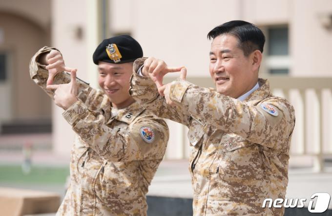 [사진] 기념 촬영하는 신원식 국방부 장관