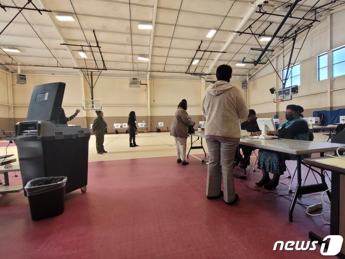 오는 11월 미국 대통령선거에 나설 민주당 후보를 선출하는 첫 공식 경선인 사우스캐롤라이나주(州) 프라이머리 투표가 3일(현지시간) 시작된 가운데, 주도인 컬럼비아 인근의 한 투표소에서 유권자들이 투표를 하기 위해 신분 확인 절차를 거치고 있다. 2024.02.03.