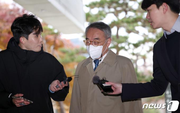 '사법행정권 남용' 의혹으로 기소된 임종헌 전 법원행정처 차장이 27일 오전 서울 서초구 중앙지방법원에서 직권남용권리행사방해 등 혐의와 관련 1심 결심 공판에 출석하고 있다. (공동취재) 2023.11.27/뉴스1 ⓒ News1 안은나 기자