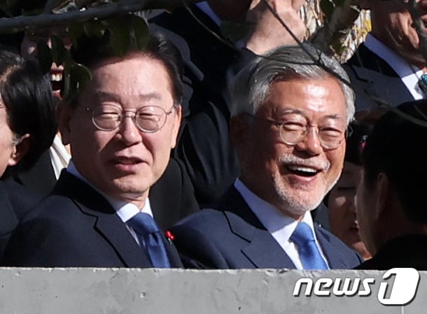 이재명 더불어민주당 대표와 당 지도부가 2일 오후 경남 양산시 하북면 평산마을에서 문재인 전 대통령을 예방해 함께 기념 촬영을 하고 있다. (공동취재) 2023.1.2/뉴스1 ⓒ News1 이재명 기자