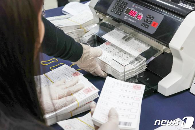 1일 오후 서울 종로구 서울시선거관리위원회에서 열린 '제22대 국회의원선거 모의개표 실습'에서 선관위 관계자들이 지역구 투표용지 수검표 실습을 하고 있다. 2024.2.1/뉴스1 ⓒ News1 민경석 기자