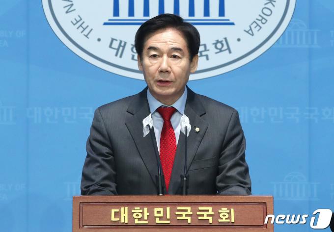이용호 국민의힘 의원이 2일 오전 서울 여의도 국회 소통관에서 기자회견을 갖고 제22대 국회의원선거(총선) 서대문갑 출마 선언을 하고 있다. 2024.2.2/뉴스1 ⓒ News1 임세영 기자