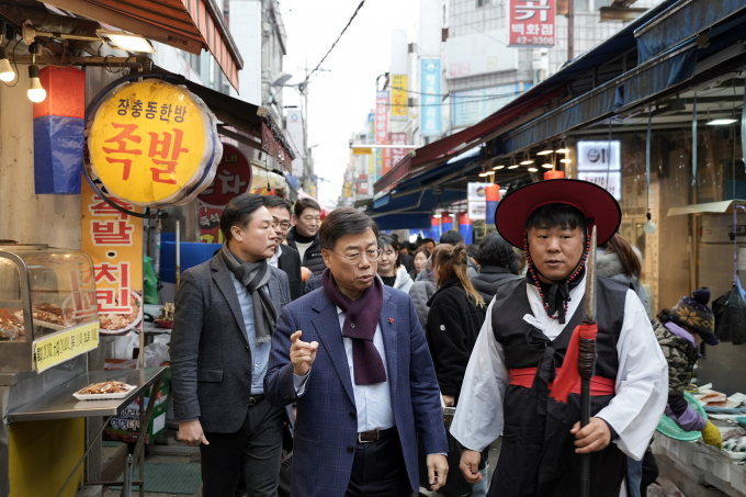 신상진 시장(가운데)이 3일 ‘남한산성시장 오세요새축제’에 참석해 현장을 둘러보고 있다.  / 사진제공=성남시