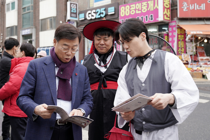 신상진 시장(왼쪽) 3일 ‘남한산성시장 오세요새축제’에 참석해 현장을 둘러보고 있다. / 사진제공=성남시