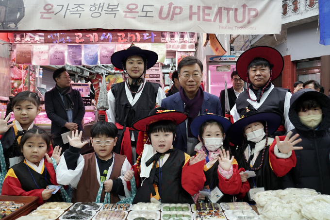 신상진 성남시장(뒷줄 오른쪽 두번째)이 3일 "전통시장 활성화를 위한 가천대 학생들의 창의적 활동 응원"하고 있다. / 사진제공=성남시
