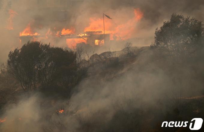 3일(현지시간) 칠레 비나 델 마르 지역에 산불이 빠르게 퍼지며 건물이 화염에 휩싸여 있다. 2024.02.03 ⓒ 로이터=뉴스1 ⓒ News1 정지윤 기자