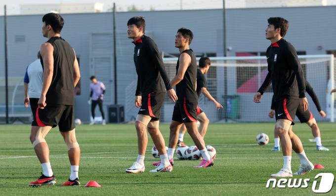2023 아시아축구연맹(AFC) 카타르 아시안컵 호주와의 8강전을 앞둔 대한민국 축구대표팀 김민재, 이순민, 박진섭이 1일(현지시간) 카타르 도하 알 에글라 트레이닝 센터에서 훈련을 하고 있다. 2024.2.1/뉴스1 ⓒ News1 김성진 기자