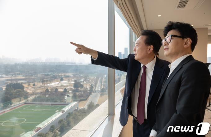 윤석열 대통령이 지난달 29일 용산 대통령실 청사에서 열린 국민의힘 지도부와의 오찬에 앞서 한동훈 비대위원장과 대화를 나누고 있다. (대통령실 제공)/뉴스1 ⓒ News1 오대일 기자