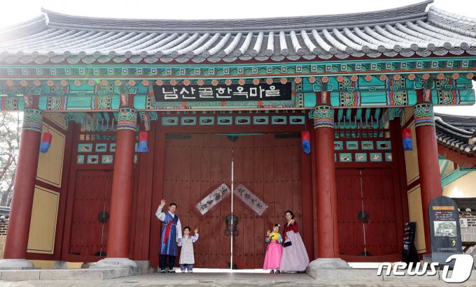 [사진] '남산골한옥마을에 입춘첩 붙이기'