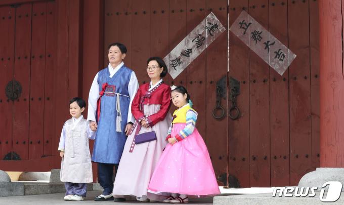 [사진] 오늘 '입춘', 새봄 행운 가득 '입춘대길' 써 붙여 보세요