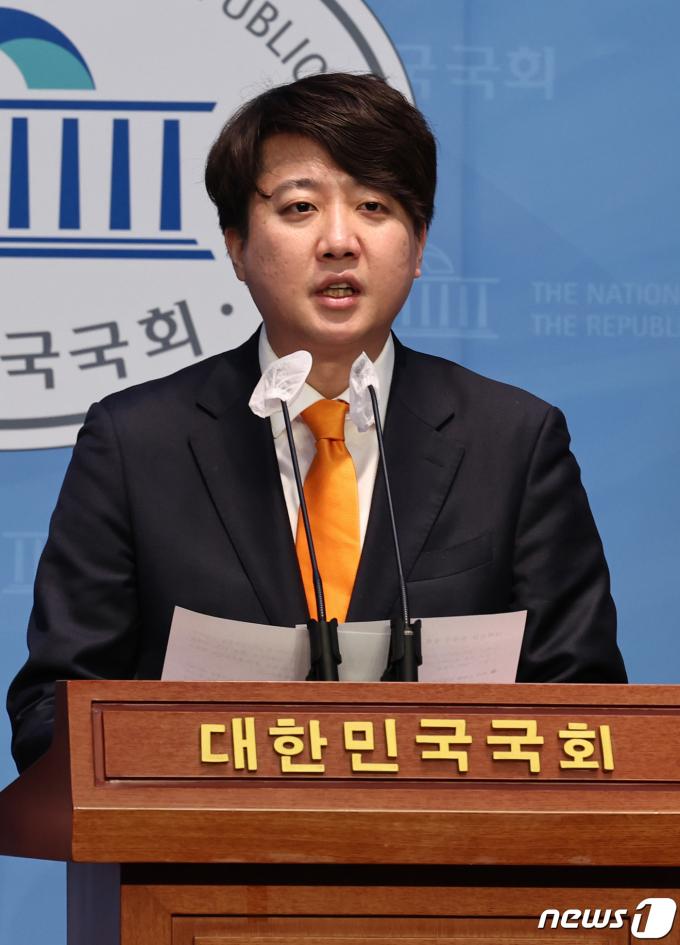 [사진] 정책공약 발표하는 이준석 대표