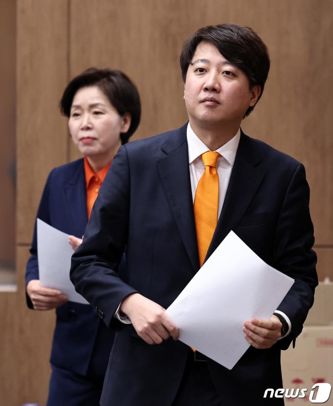 [사진] 회견장 들어서는 이준석·양향자