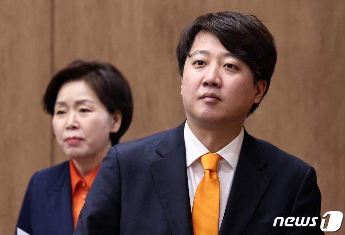 [사진] 소통관 들어서는 이준석·양향자