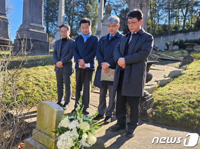 [사진] 문화재청장, 이화손 묘지 참배