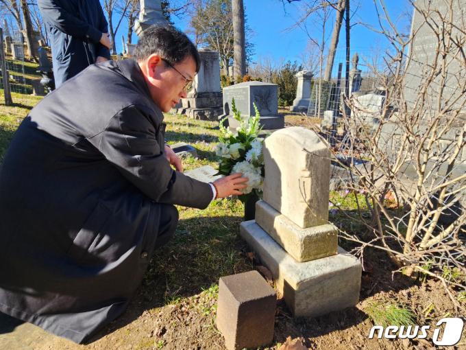 [사진] 이화손 묘지 헌화하는 최응천 청장
