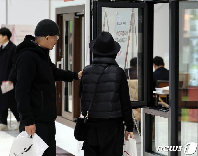 [사진] '창문을 바꿔볼까'
