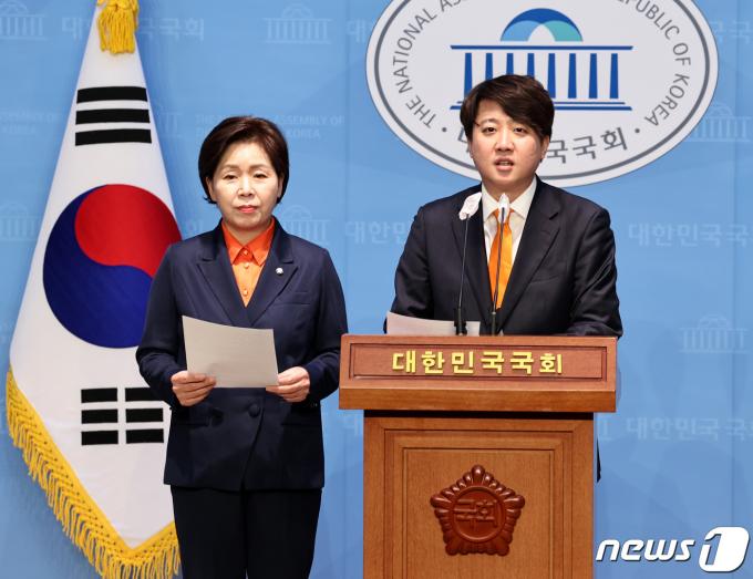 개혁신당 이준석 대표와 양향자 원내대표가 4일 오전 서울 여의도 국회 소통관에서 '철도산업 개혁' 정책공약을 발표하고 있다. 2024.2.4/뉴스1 ⓒ News1 구윤성 기자
