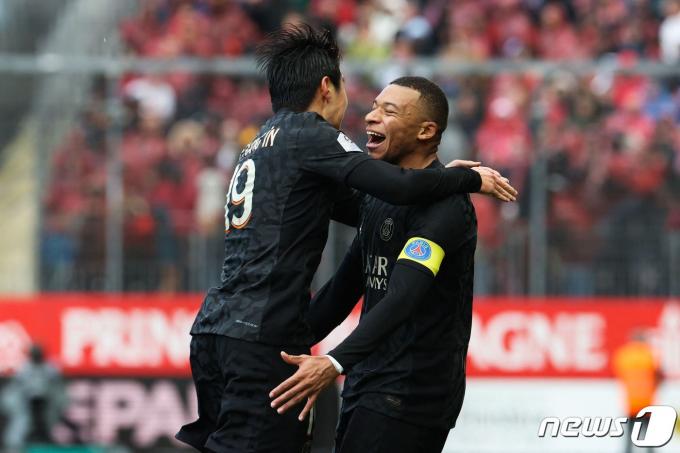 PSG 이강인(왼쪽)과 음바페. ⓒ AFP=뉴스1