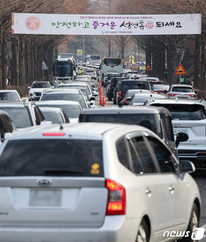 [사진] '미리 성묘객'으로 북적이는 인천가족공원