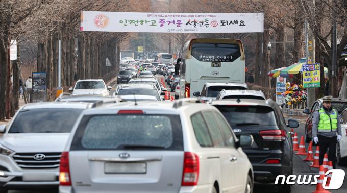 [사진] '미리 성묘객' 북적이는 인천가족공원