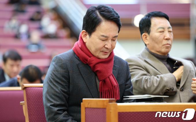[사진] 원희룡 전 장관, 계양구 첫 행보로 교회 예배