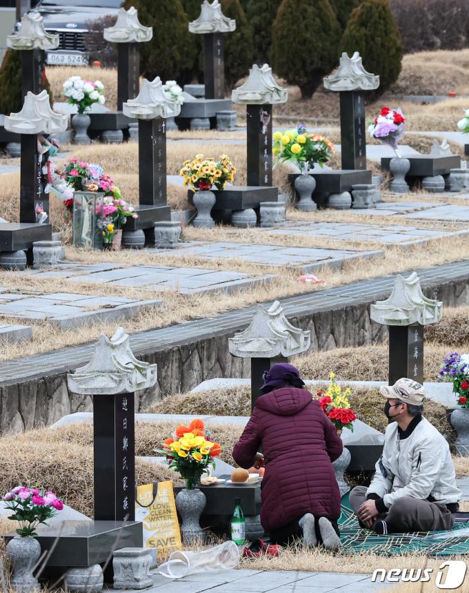 [사진] 설 앞두고 미리 성묘 나온 시민들