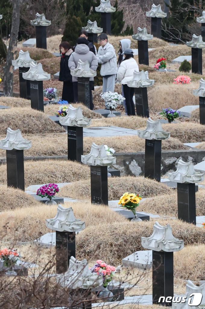 [사진] 설 앞두고 미리 성묘 나온 시민들