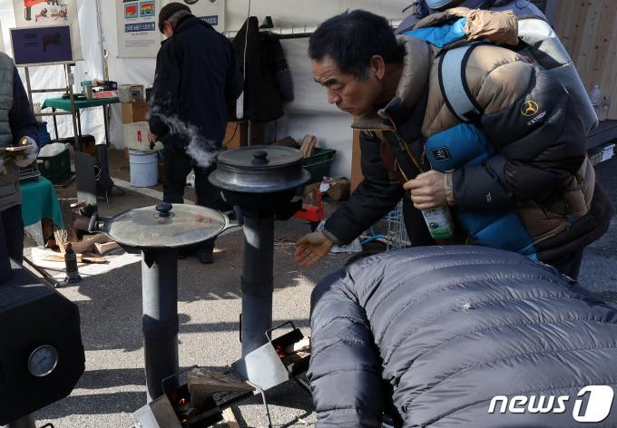 [사진] 시선 끄는 휴대용 화목난로