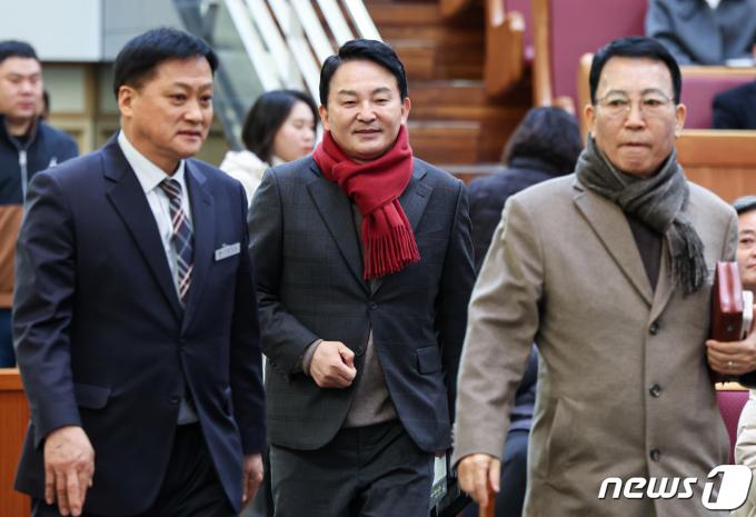 [사진] 원희룡 전 장관, 계양구 첫 행보로 교회예배 참석