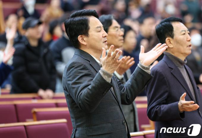 [사진] 예배 참석한 원희룡 전 장관