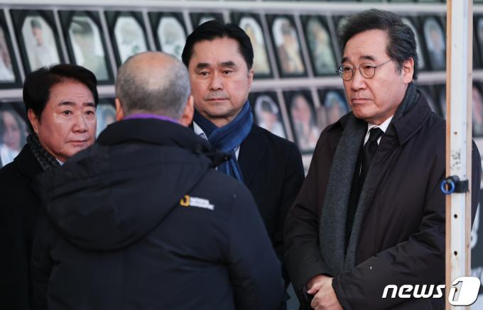 이낙연 새로운미래 인재영입위원장, 김종민 의원이 30일 서울광장에 마련된 10.29 이태원 참사 희생자 합동분향소를 찾아 유가족을 위로하고 있다. 한편 이날 오전 한덕수 국무총리 주재로 열린 국무회의에서 이태원 참사 특별법에 대한 재의요구권(거부권) 행사 안건이 의결됐다. 2024.1.30/뉴스1 ⓒ News1 김도우 기자