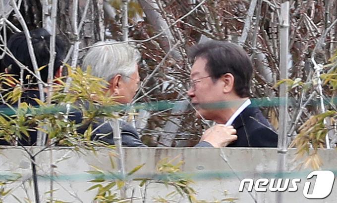 이재명 더불어민주당 대표가 4일 오후 경남 양산시 하북면 평산마을 문재인 전 대통령 사저를 방문해 문 전 대통령을 예방하고 있다. 2024.2.4/뉴스1 ⓒ News1 윤일지 기자