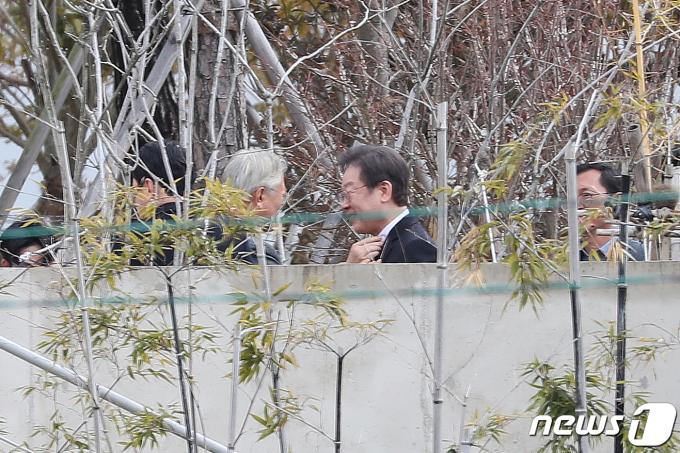 이재명 더불어민주당 대표가 4일 오후 경남 양산시 하북면 평산마을 문재인 전 대통령 사저를 방문해 문 전 대통령을 예방하고 있다. 2024.2.4/뉴스1 ⓒ News1 윤일지 기자