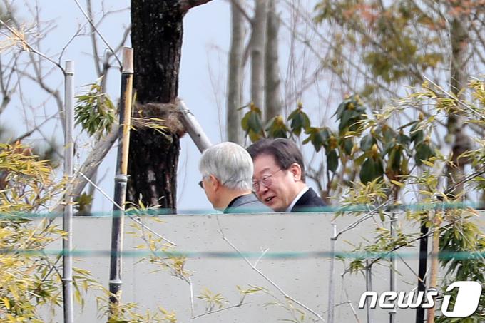 이재명 더불어민주당 대표가 4일 오후 경남 양산시 하북면 평산마을 문재인 전 대통령 사저를 방문해 문 전 대통령을 예방하고 있다. 2024.2.4/뉴스1 ⓒ News1 윤일지 기자