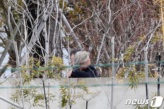 이재명 더불어민주당 대표가 4일 오후 경남 양산시 하북면 평산마을 문재인 전 대통령 사저를 방문해 문 전 대통령을 예방하고 있다. 2024.2.4/뉴스1 ⓒ News1 윤일지 기자
