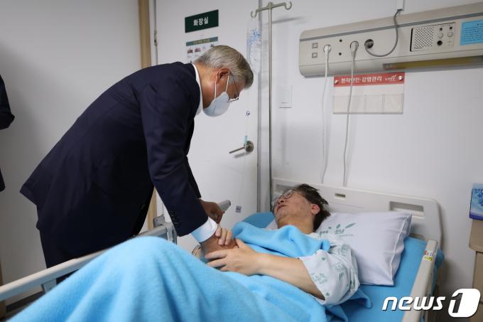 문재인 전 대통령이 19일 오후 서울 중랑구 녹색병원을 방문해 입원중인 이재명 더불어민주당 대표를 만나고 있다. (공동취재) 2023.9.19/뉴스1 ⓒ News1 이재명 기자