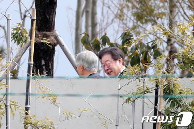 이재명 더불어민주당 대표가 4일 오후 경남 양산시 하북면 평산마을 문재인 전 대통령 사저를 방문해 문 전 대통령을 예방하고 있다. 2024.2.4/뉴스1 ⓒ News1 윤일지 기자