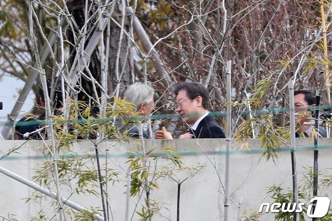 이재명 더불어민주당 대표가 4일 오후 경남 양산시 하북면 평산마을 문재인 전 대통령 사저를 방문해 문 전 대통령을 예방하고 있다. 2024.2.4/뉴스1 ⓒ News1 윤일지 기자